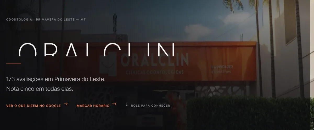 Topo do site da OralClin, com o nome da clínica sobre foto da fachada